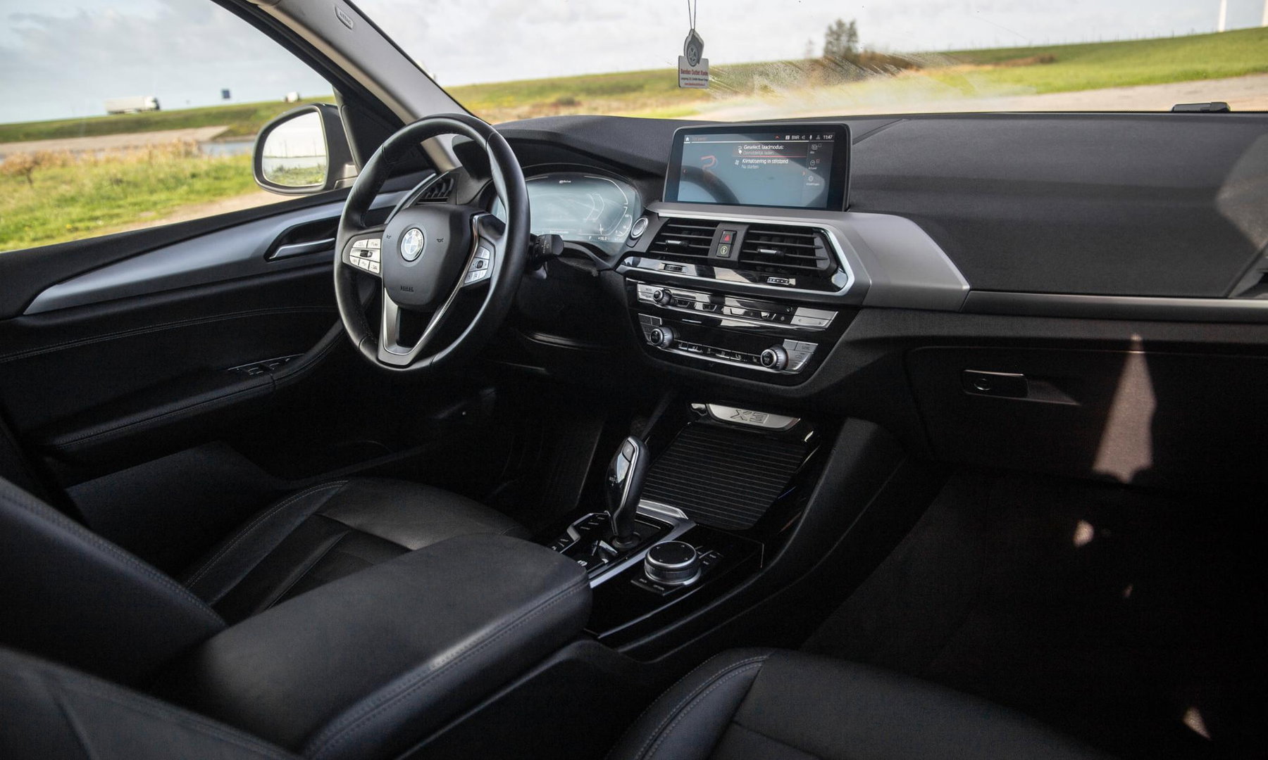 BMW X3 xDrive30e High Executive BLACK LINE / CARPLAY / LEER / STOELVERWARMING / CAMERA / DEALER ONDERHOUDEN