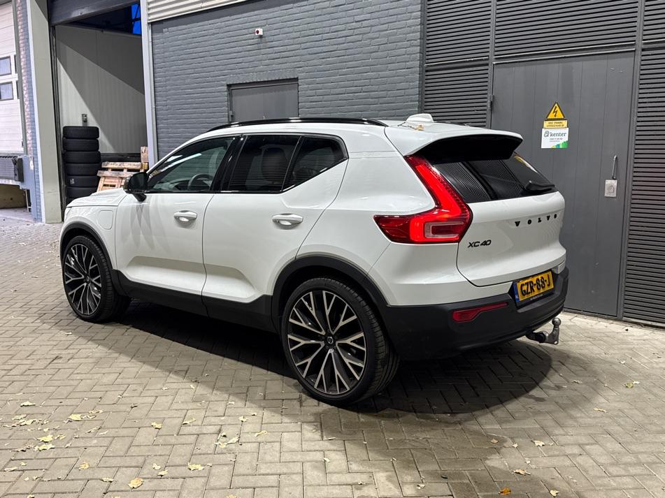 Volvo XC40 T5 Plus Dark | 22 Inch | Harman/Kardon | Trekhaak | Panoramadak | Keyless | Stoel+Stuurverwarming