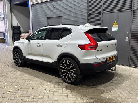 Volvo XC40 T5 Plus Dark | 22 Inch | Harman/Kardon | Trekhaak | Panoramadak | Keyless | Stoel+Stuurverwarming