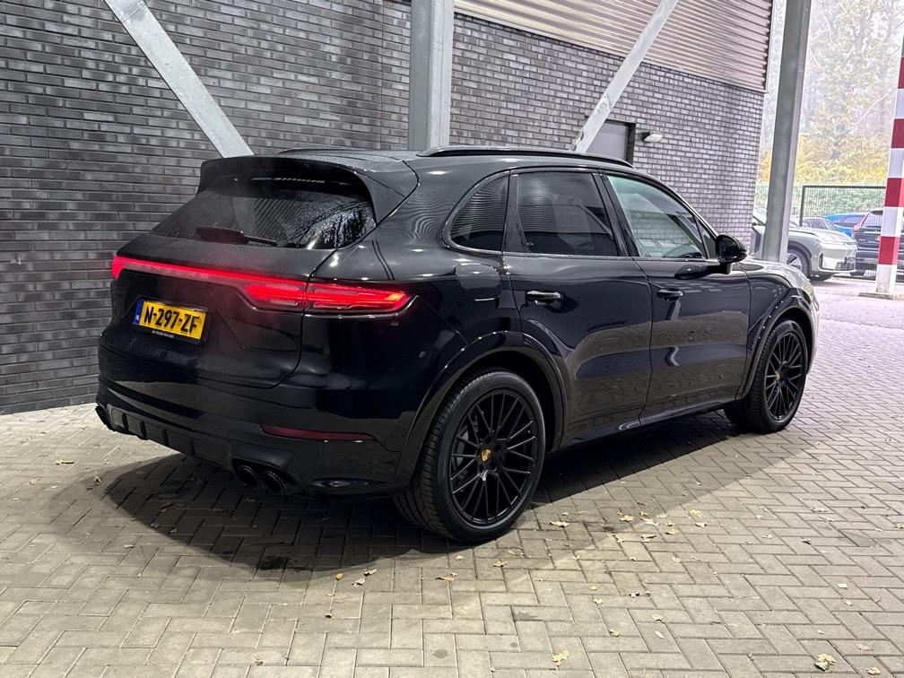Porsche Cayenne 3.0 E-Hybrid | Sport Chrono | Luchtvering | Panoramadak | Head-Up | Stoelventilatie V+A | 21 Inch | ACC