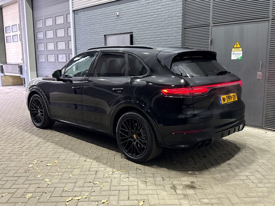 Porsche Cayenne 3.0 E-Hybrid | Sport Chrono | Luchtvering | Panoramadak | Head-Up | Stoelventilatie V+A | 21 Inch | ACC