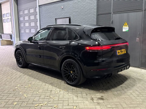 Porsche Cayenne 3.0 E-Hybrid | Sport Chrono | Luchtvering | Panoramadak | Head-Up | Stoelventilatie V+A | 21 Inch | ACC