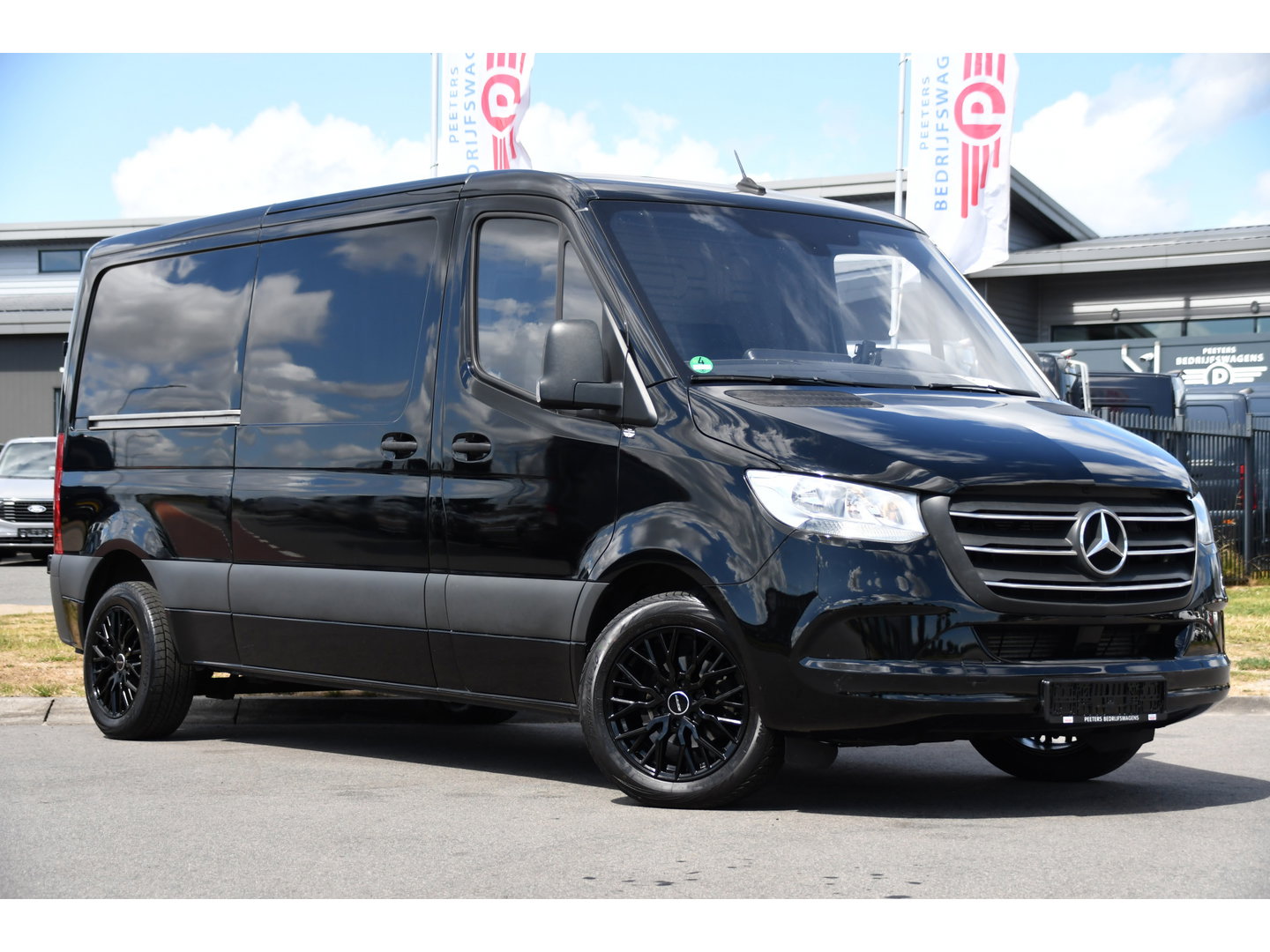 Mercedes-Benz Sprinter 314 2.2 CDI L2H1 Black Edition Adaptieve Cruise, Camera, Carplay, Trekhaak, 10,5'' Mbux, Automaat, Leder, 143pk, Uniek!