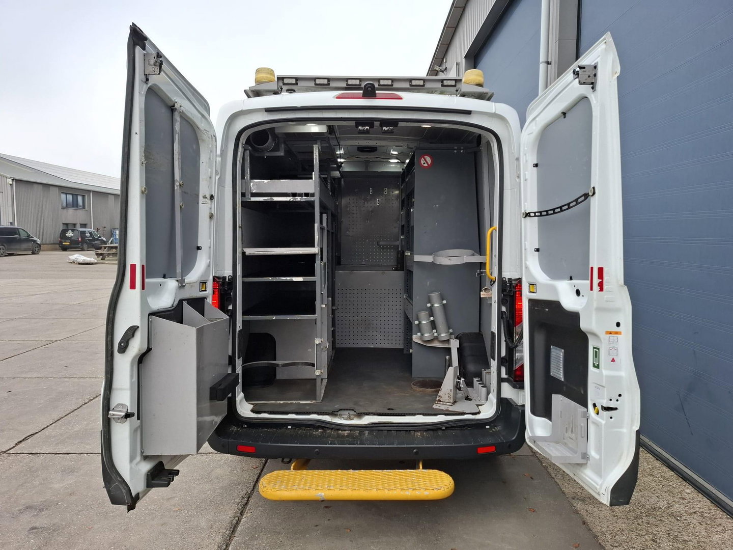 Ford Transit 330 2.0 TDCI L2H2 Trend AIRCO / CRUISE CONTROLE / L2H2 / KASTEN INRICHTING / EURO 6