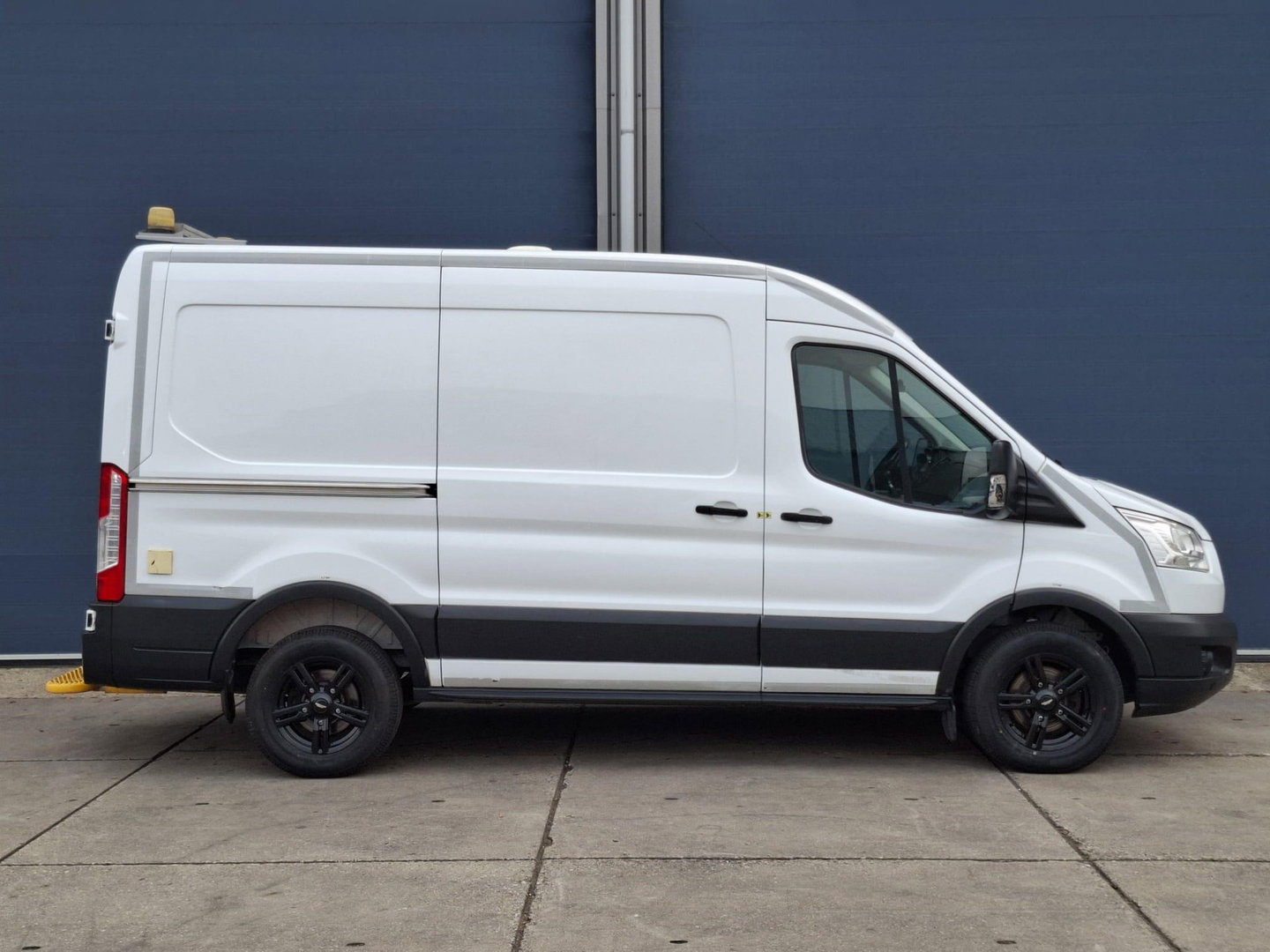Ford Transit 330 2.0 TDCI L2H2 Trend AIRCO / CRUISE CONTROLE / L2H2 / KASTEN INRICHTING / EURO 6