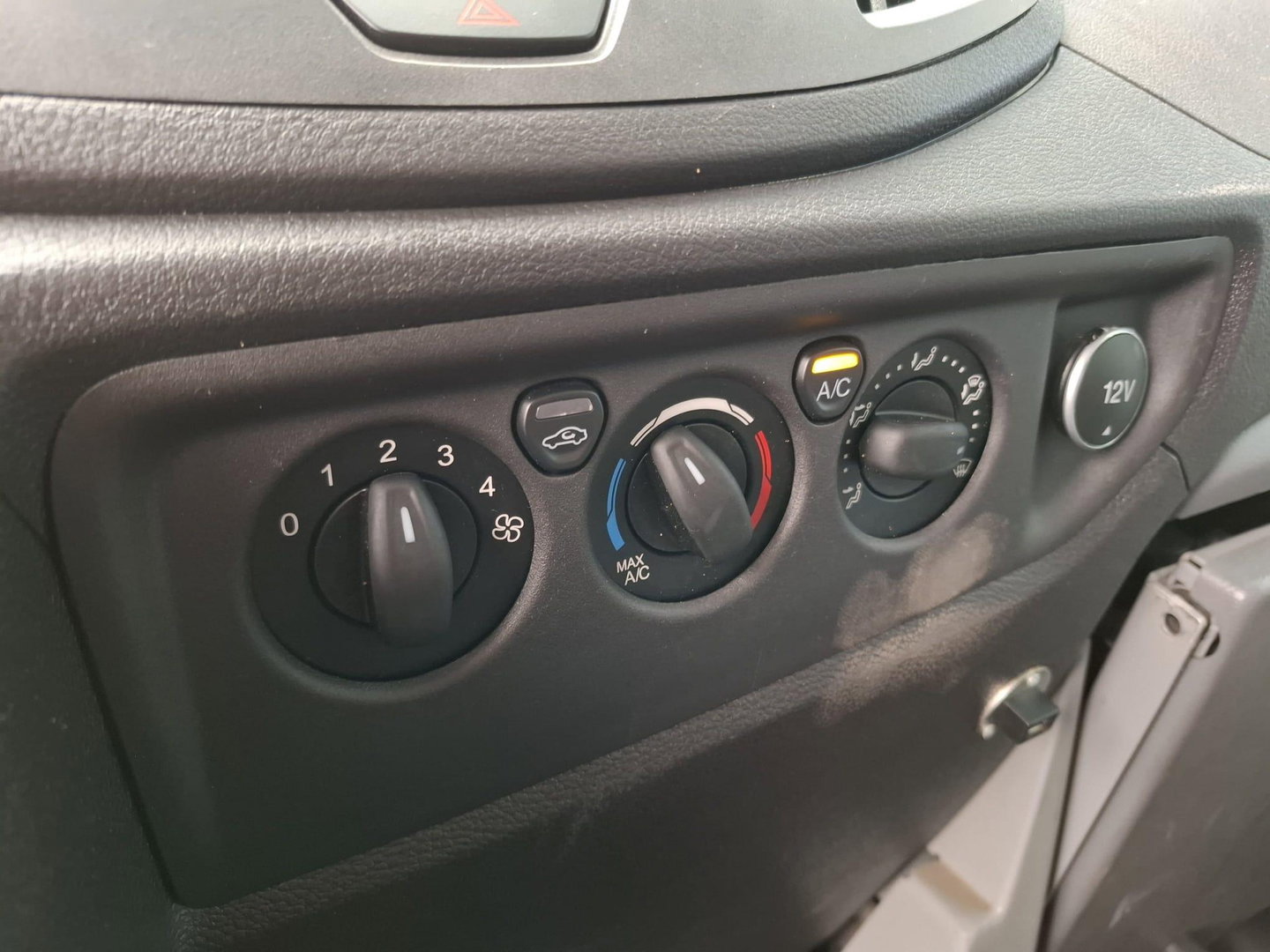 Ford Transit 330 2.0 TDCI L2H2 Trend AIRCO / CRUISE CONTROLE / L2H2 / KASTEN INRICHTING / EURO 6