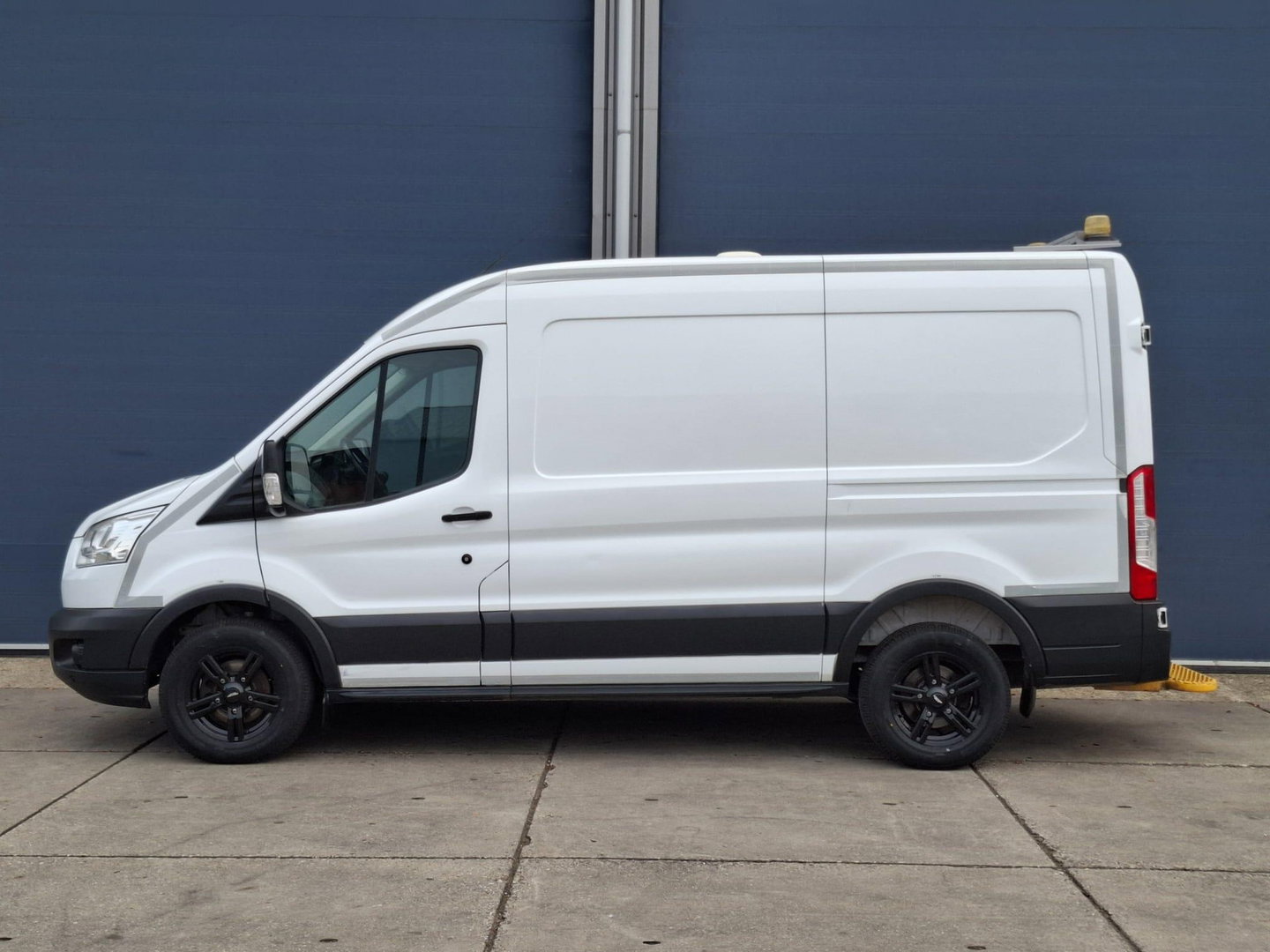 Ford Transit 330 2.0 TDCI L2H2 Trend AIRCO / CRUISE CONTROLE / L2H2 / KASTEN INRICHTING / EURO 6