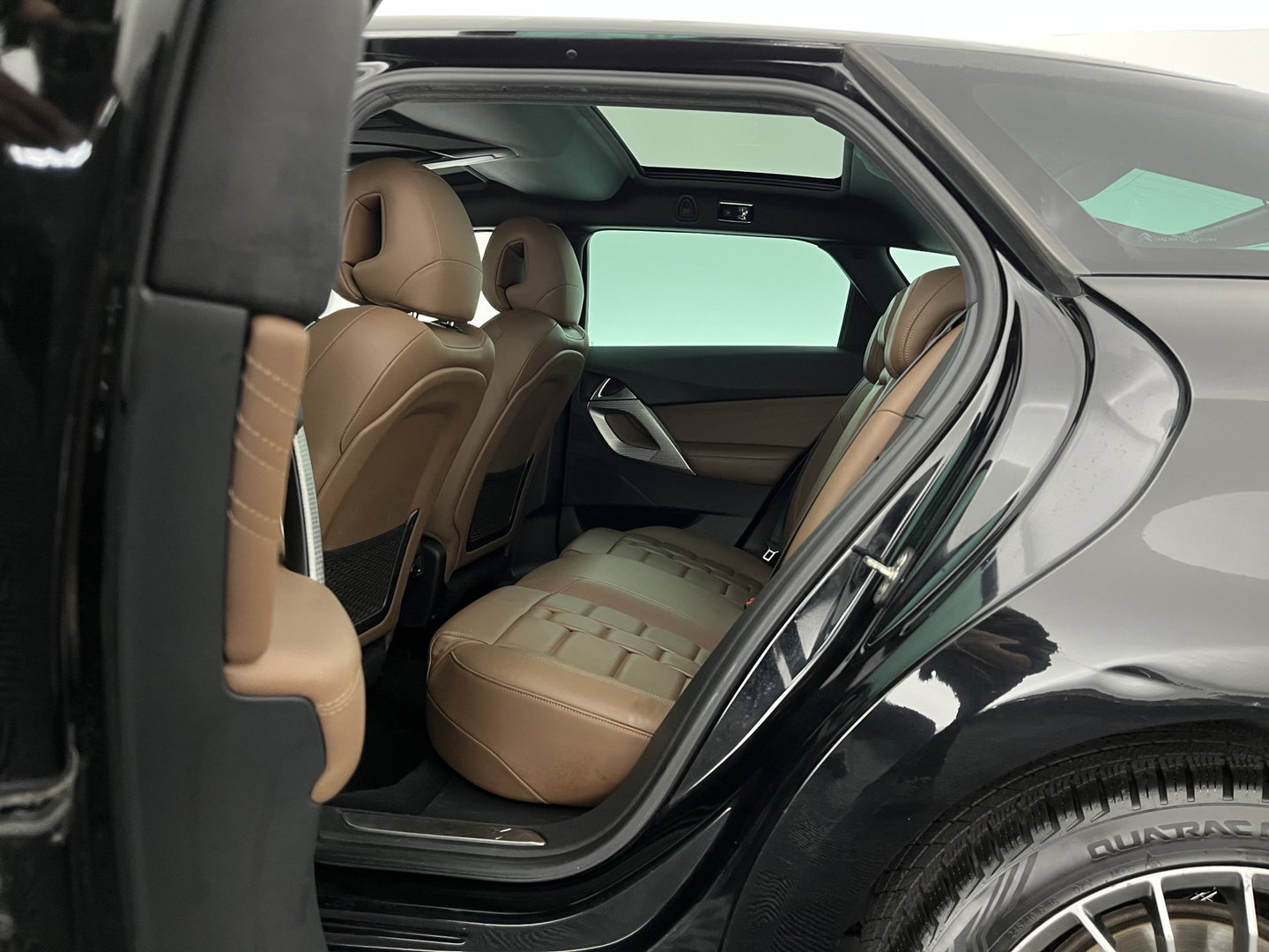 Citroën DS5 2.0 HDi Sport Chic Aut. *PANO | LEATHER | MEMORY-PACK | NAVI-FULLMAP | KEYLESS | MASSAGE | CRUISE | CAMERA | SHIFTPADDLES | XENON | COMFORTSEATS | DIGI-COCKPIT | ECC | 17"ALU*