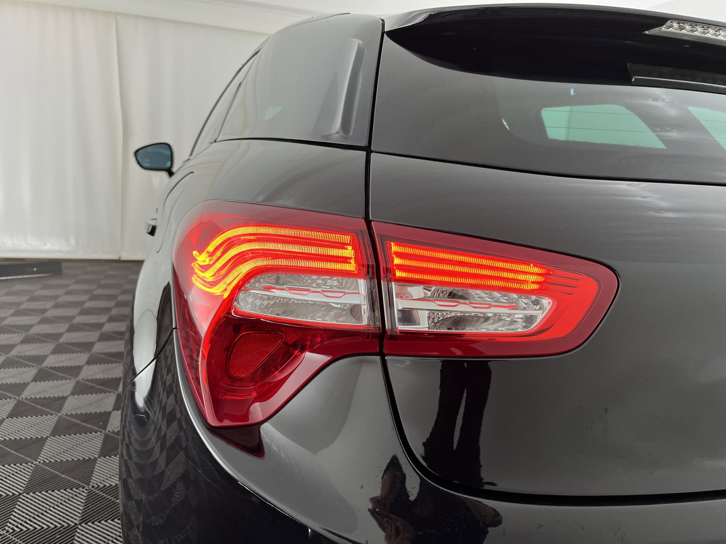 Citroën DS5 2.0 HDi Sport Chic Aut. *PANO | LEATHER | MEMORY-PACK | NAVI-FULLMAP | KEYLESS | MASSAGE | CRUISE | CAMERA | SHIFTPADDLES | XENON | COMFORTSEATS | DIGI-COCKPIT | ECC | 17"ALU*