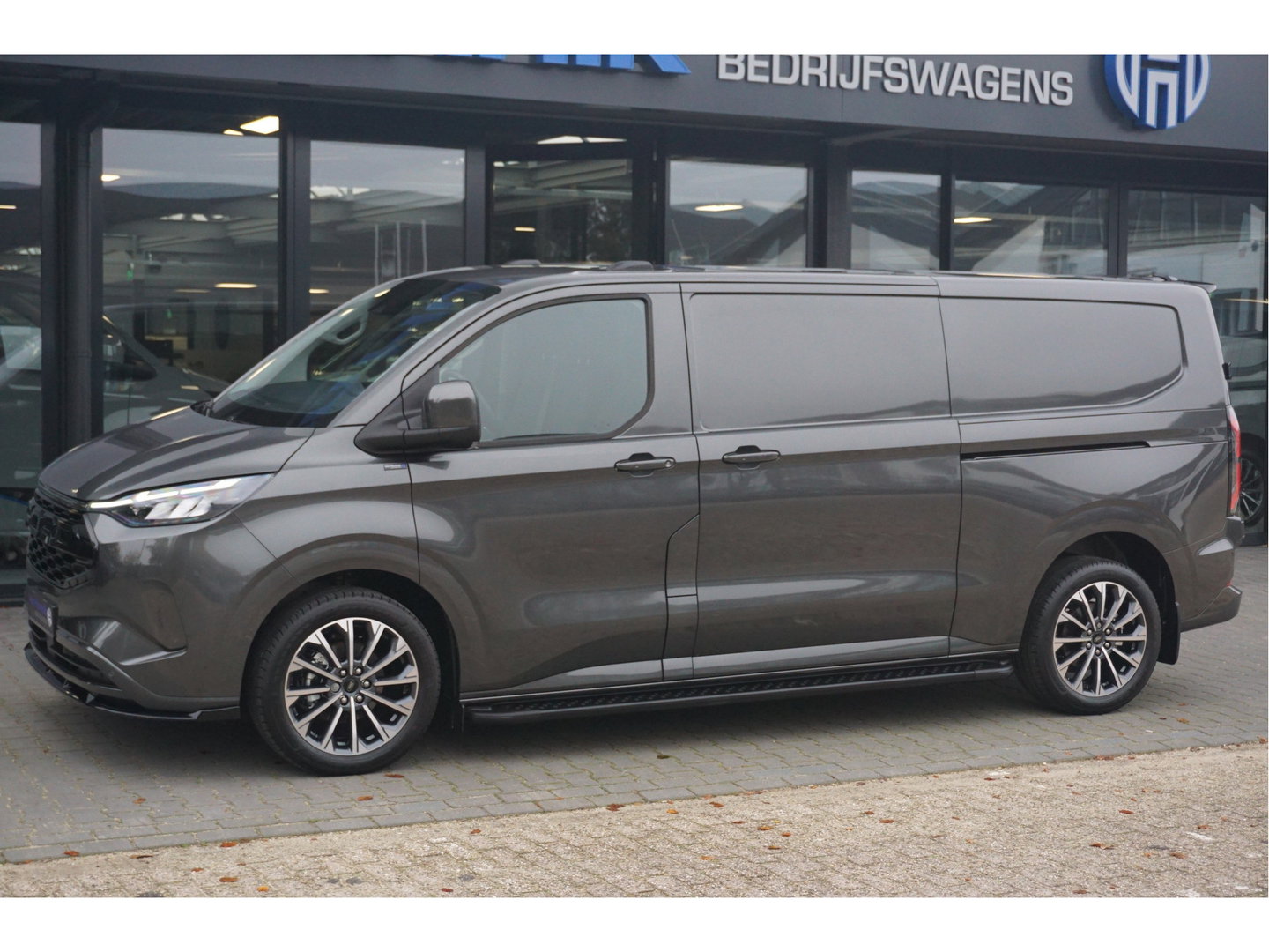 Ford E-Transit Custom 340L 218PK 71KWH AWD JWR EDITION Elektrisch AUT BPM VRIJ!! Apple CP/Android A, LED, Trekhaak, 2x Schuifdeur 19" LM!! NR. EC51