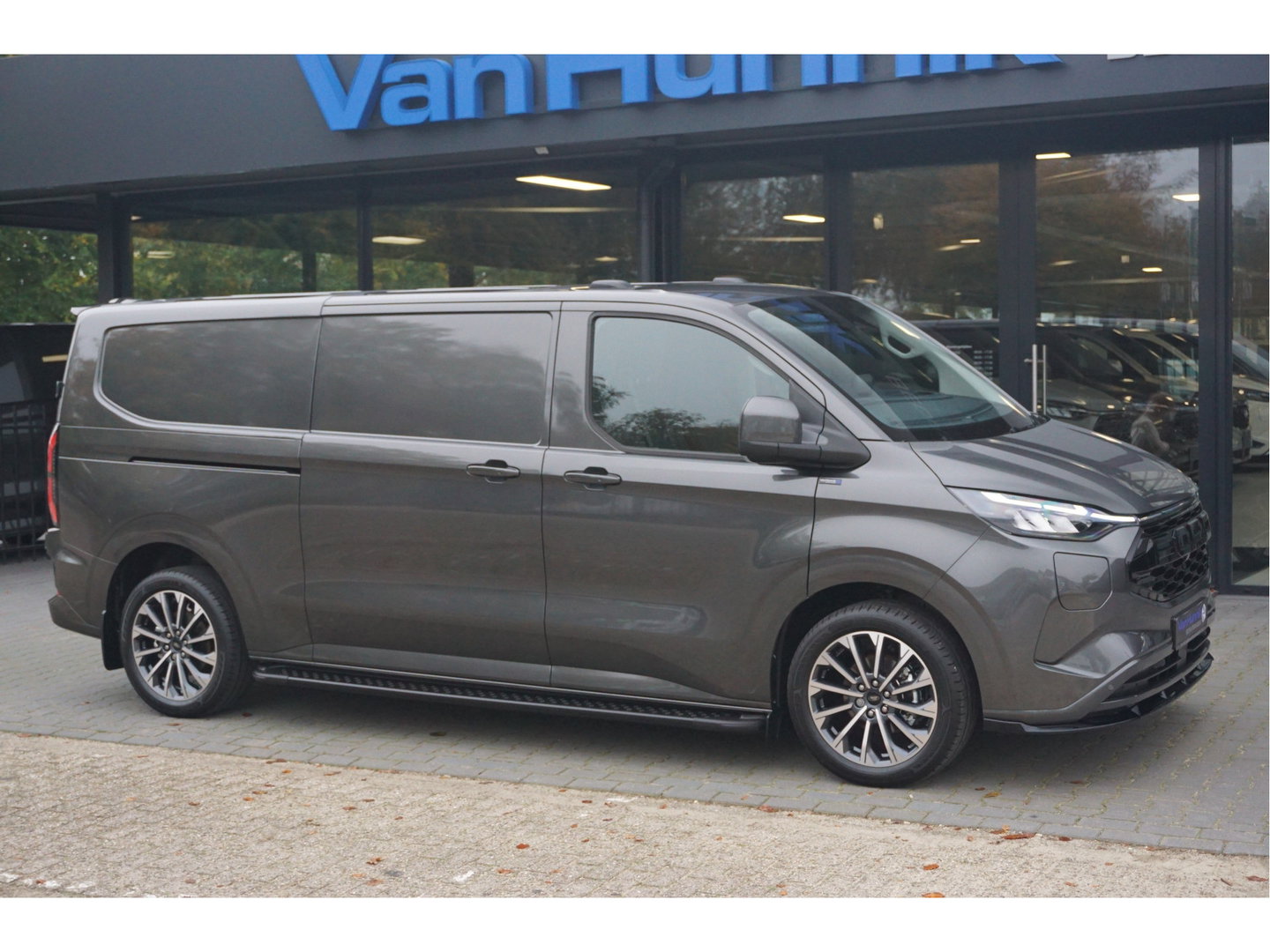 Ford E-Transit Custom 340L 218PK 71KWH AWD JWR EDITION Elektrisch AUT BPM VRIJ!! Apple CP/Android A, LED, Trekhaak, 2x Schuifdeur 19" LM!! NR. EC51