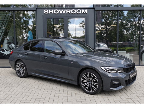 BMW 3-serie 320i High Executive M-PAKKET PANO H&K LEDER