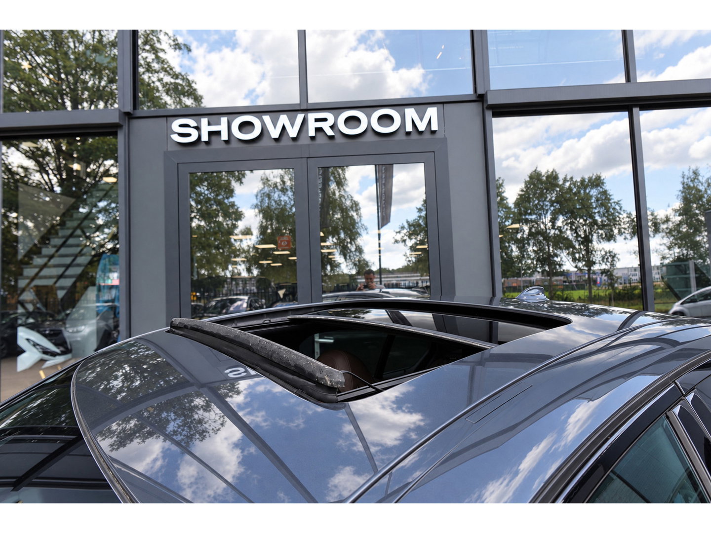 BMW 3-serie 320i High Executive M-PAKKET PANO H&K LEDER