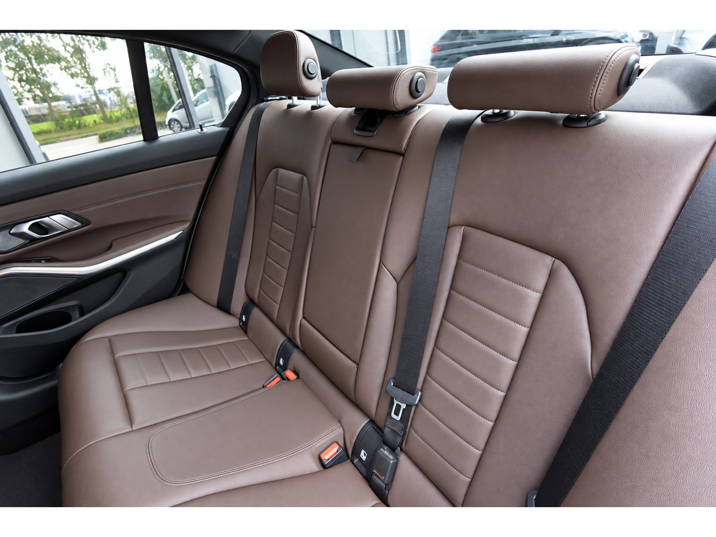 BMW 3-serie 320i High Executive M-PAKKET PANO H&K LEDER