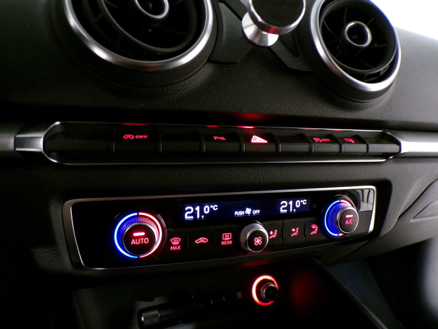 Audi A3 1.6 TDI Pro Line plus "Automaat" Xenon-LED Parkeersensoren Navigatie Cruise-control Bluetooth Climatronic Nieuwe-APK