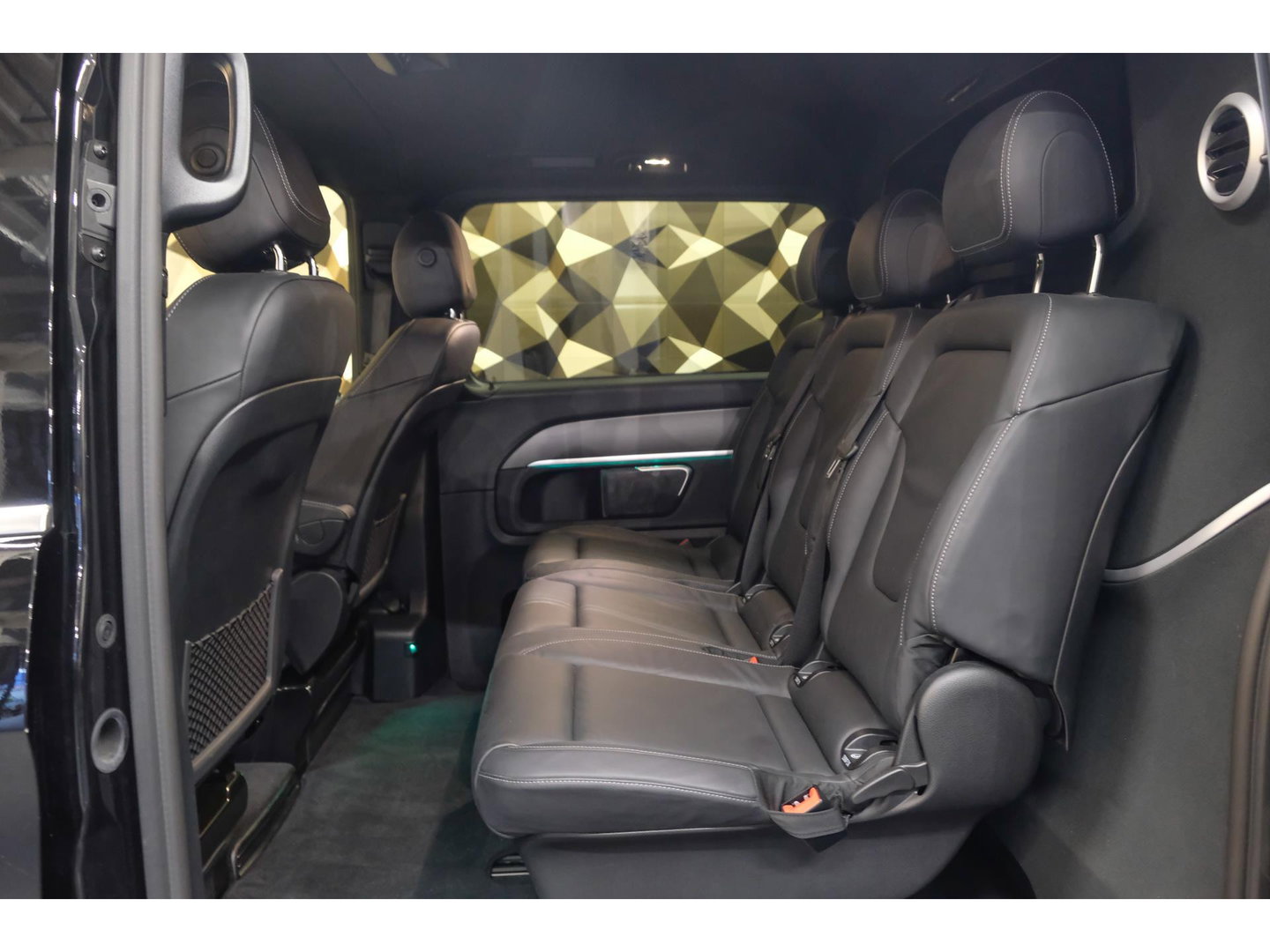 Mercedes-Benz V-Klasse V300d 240pk AMG Extra Lang DC Distronic MBUX Navi Luchtvering Trekhaak Burmester Elektrische schuifdeuren Sfeerverlichting