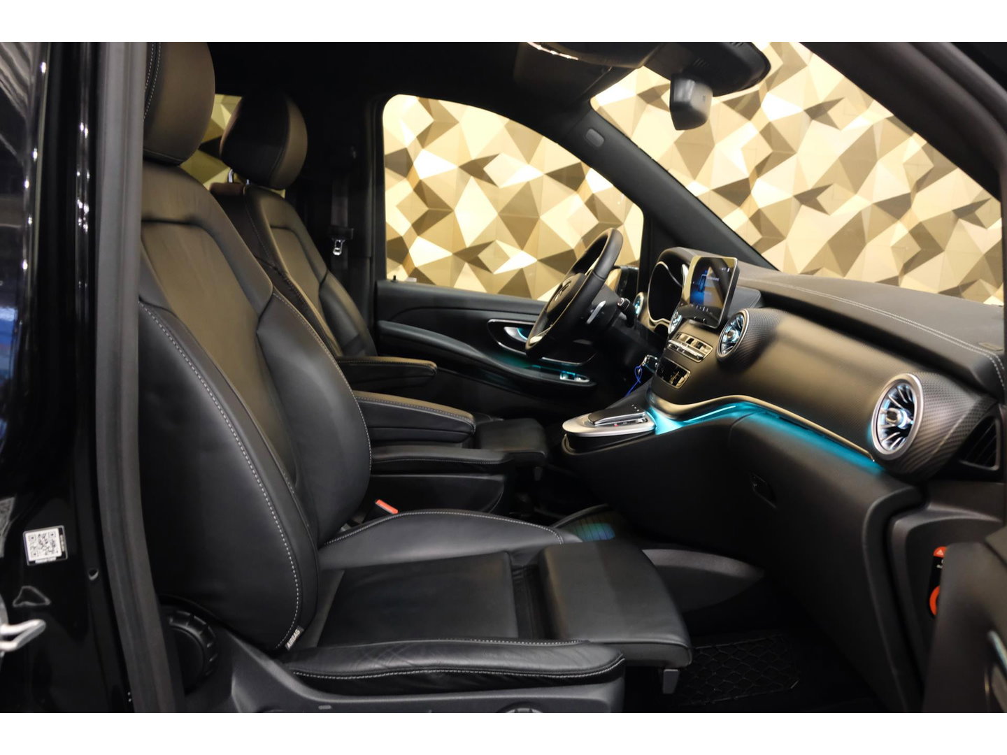 Mercedes-Benz V-Klasse V300d 240pk AMG Extra Lang DC Distronic MBUX Navi Luchtvering Trekhaak Burmester Elektrische schuifdeuren Sfeerverlichting