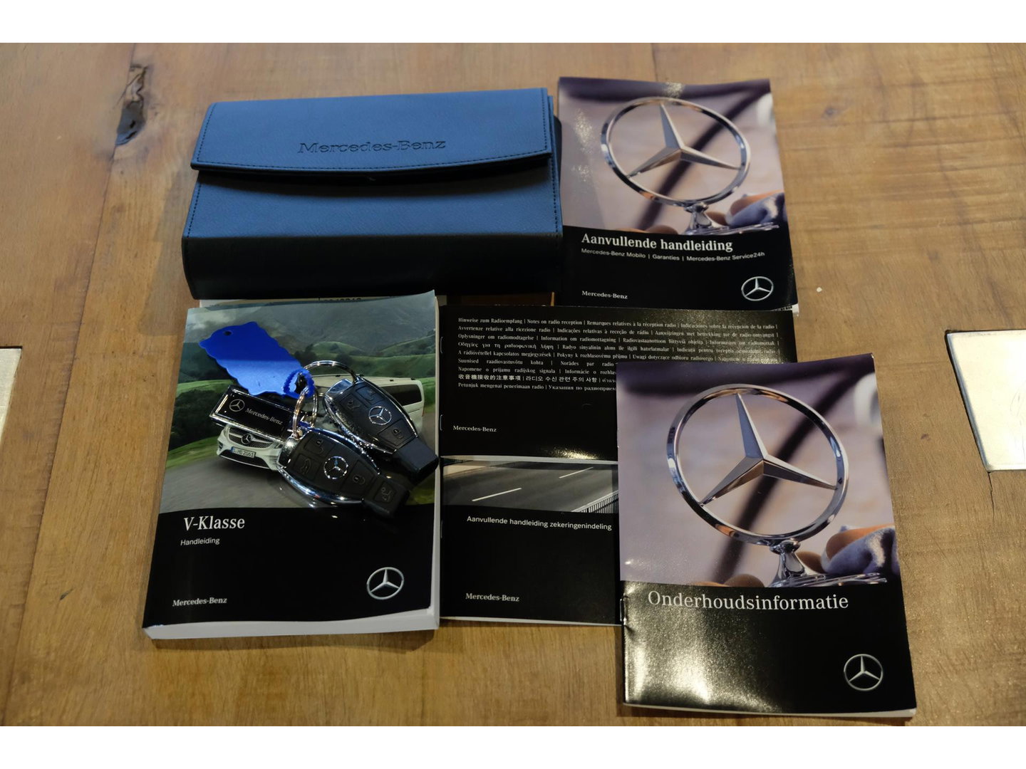 Mercedes-Benz V-Klasse V300d 240pk AMG Extra Lang DC Distronic MBUX Navi Luchtvering Trekhaak Burmester Elektrische schuifdeuren Sfeerverlichting