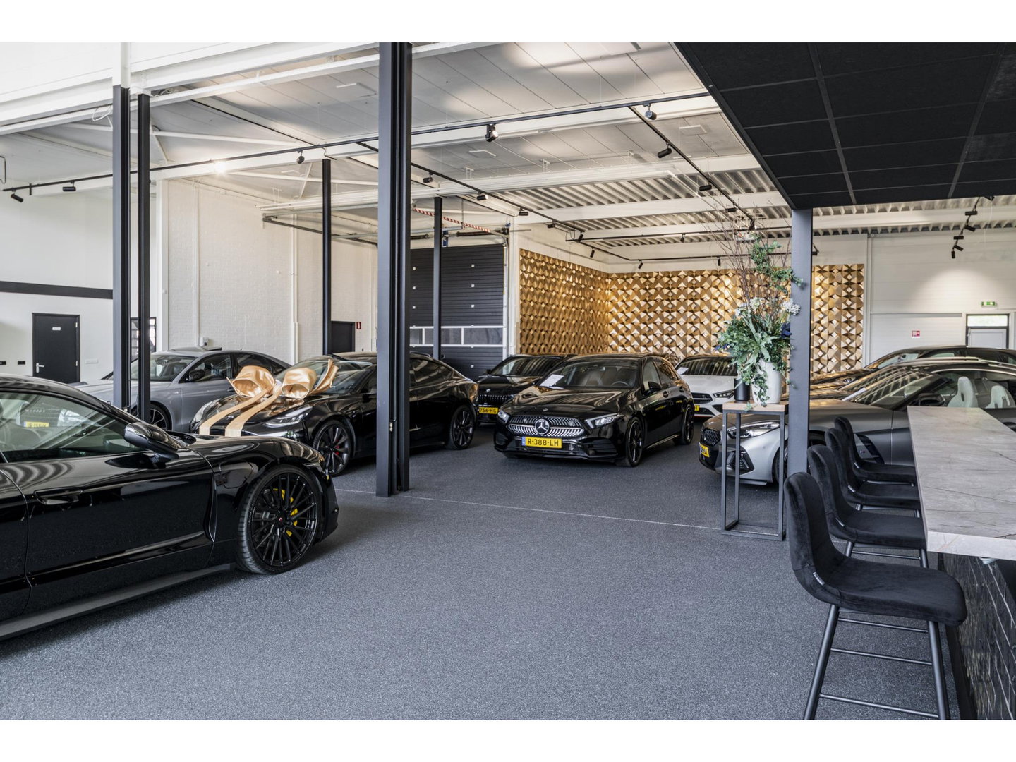 Mercedes-Benz V-Klasse V300d 240pk AMG Extra Lang DC Distronic MBUX Navi Luchtvering Trekhaak Burmester Elektrische schuifdeuren Sfeerverlichting