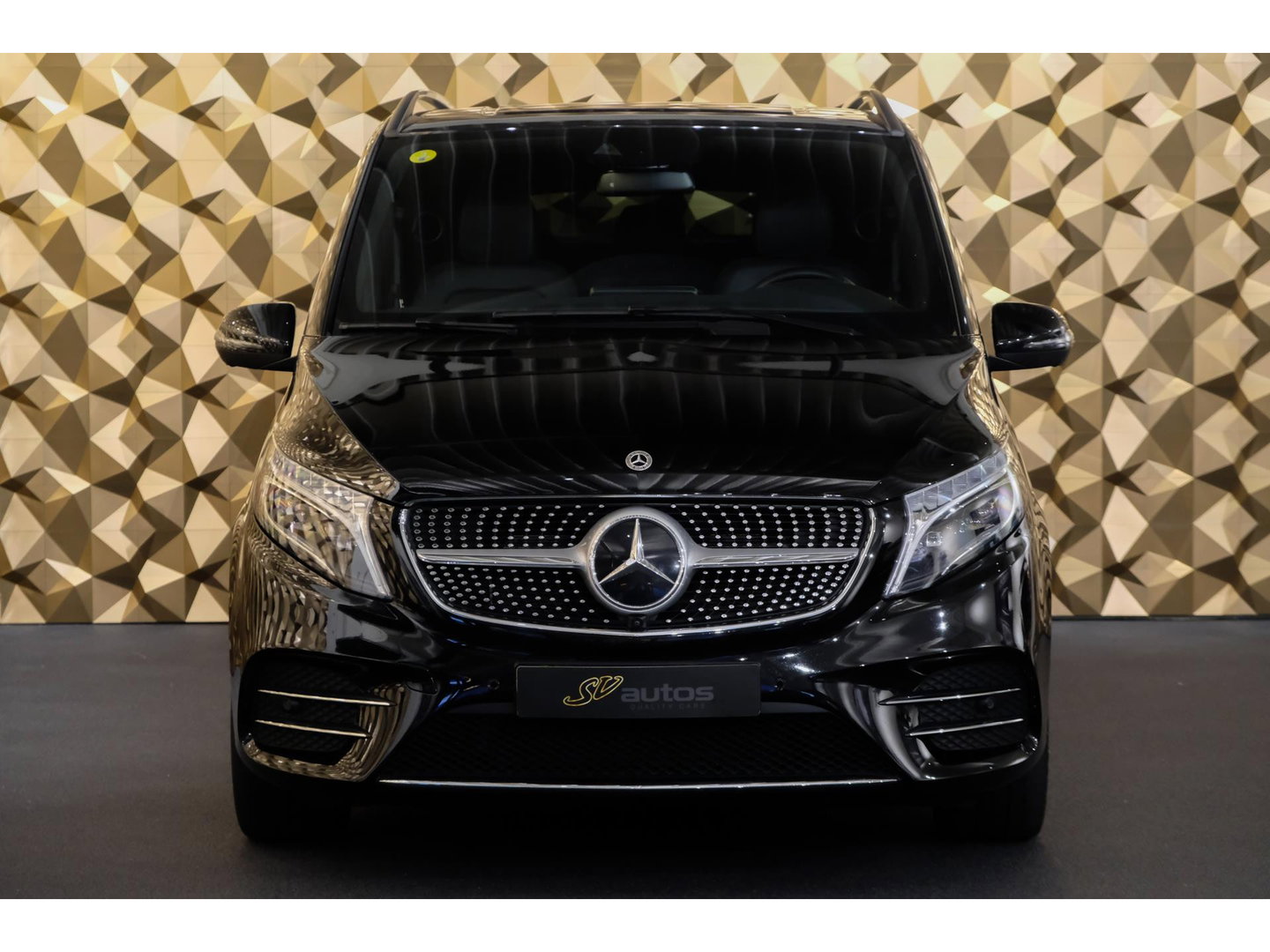 Mercedes-Benz V-Klasse V300d 240pk AMG Extra Lang DC Distronic MBUX Navi Luchtvering Trekhaak Burmester Elektrische schuifdeuren Sfeerverlichting