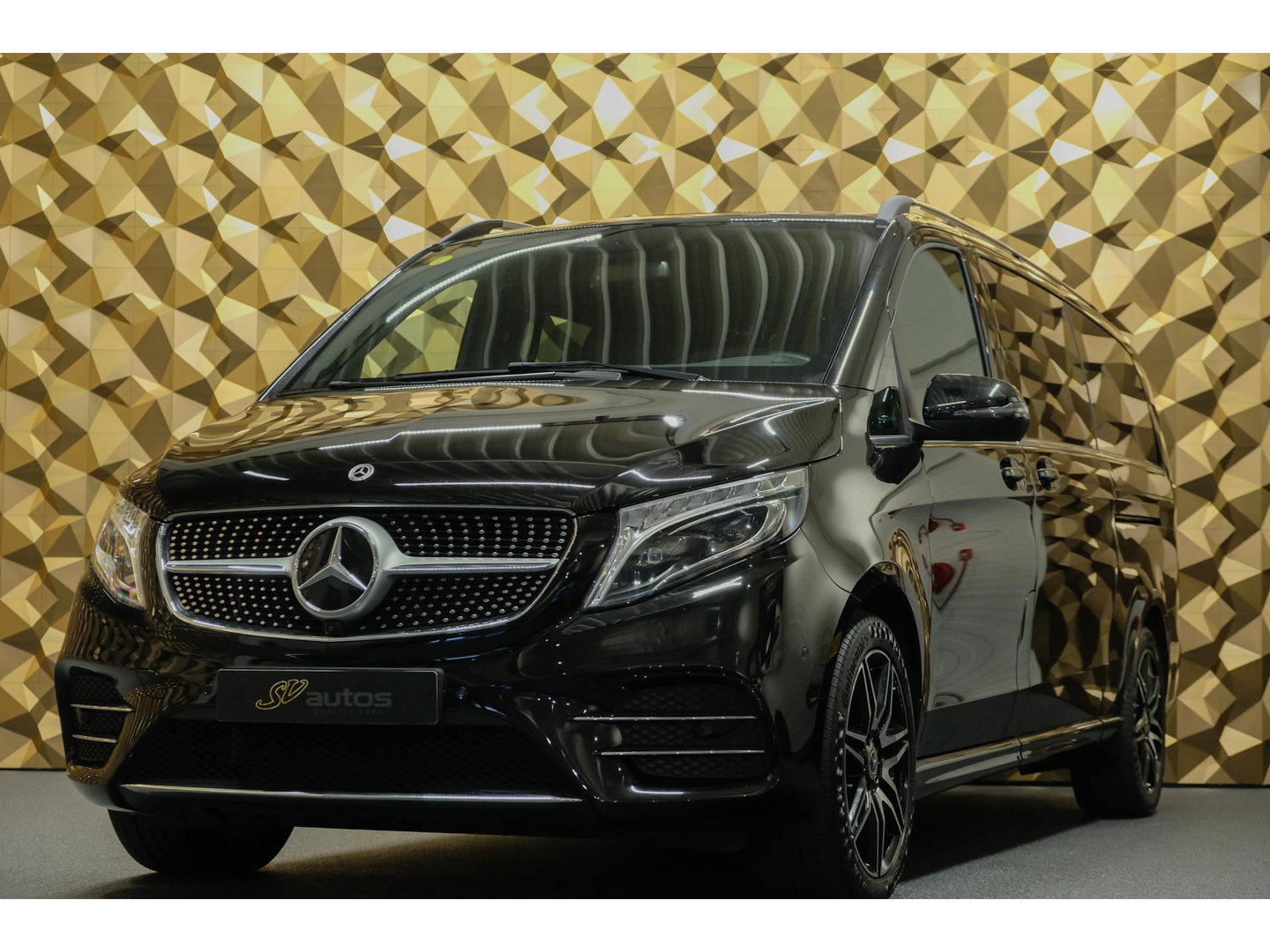 Mercedes-Benz V-Klasse V300d 240pk AMG Extra Lang DC Distronic MBUX Navi Luchtvering Trekhaak Burmester Elektrische schuifdeuren Sfeerverlichting