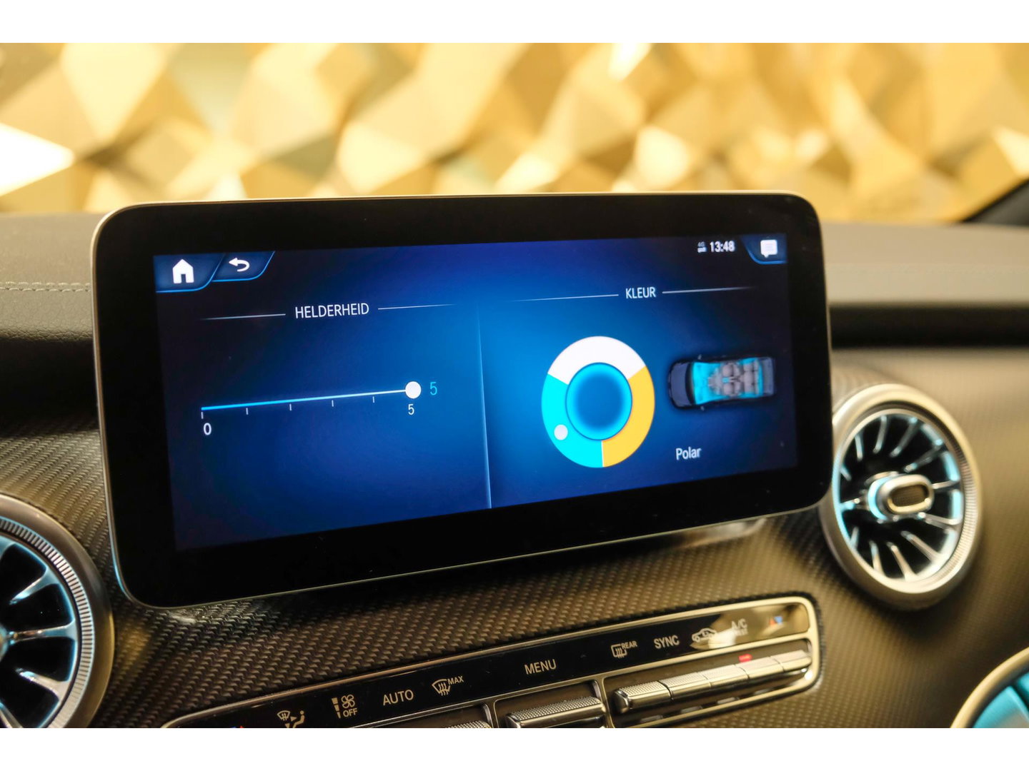 Mercedes-Benz V-Klasse V300d 240pk AMG Extra Lang DC Distronic MBUX Navi Luchtvering Trekhaak Burmester Elektrische schuifdeuren Sfeerverlichting
