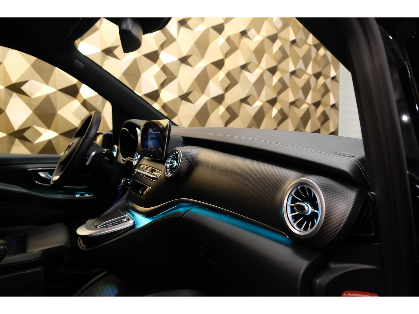 Mercedes-Benz V-Klasse V300d 240pk AMG Extra Lang DC Distronic MBUX Navi Luchtvering Trekhaak Burmester Elektrische schuifdeuren Sfeerverlichting