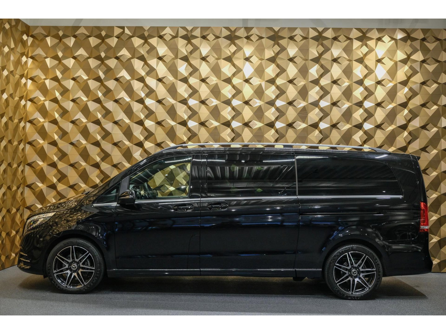 Mercedes-Benz V-Klasse V300d 240pk AMG Extra Lang DC Distronic MBUX Navi Luchtvering Trekhaak Burmester Elektrische schuifdeuren Sfeerverlichting