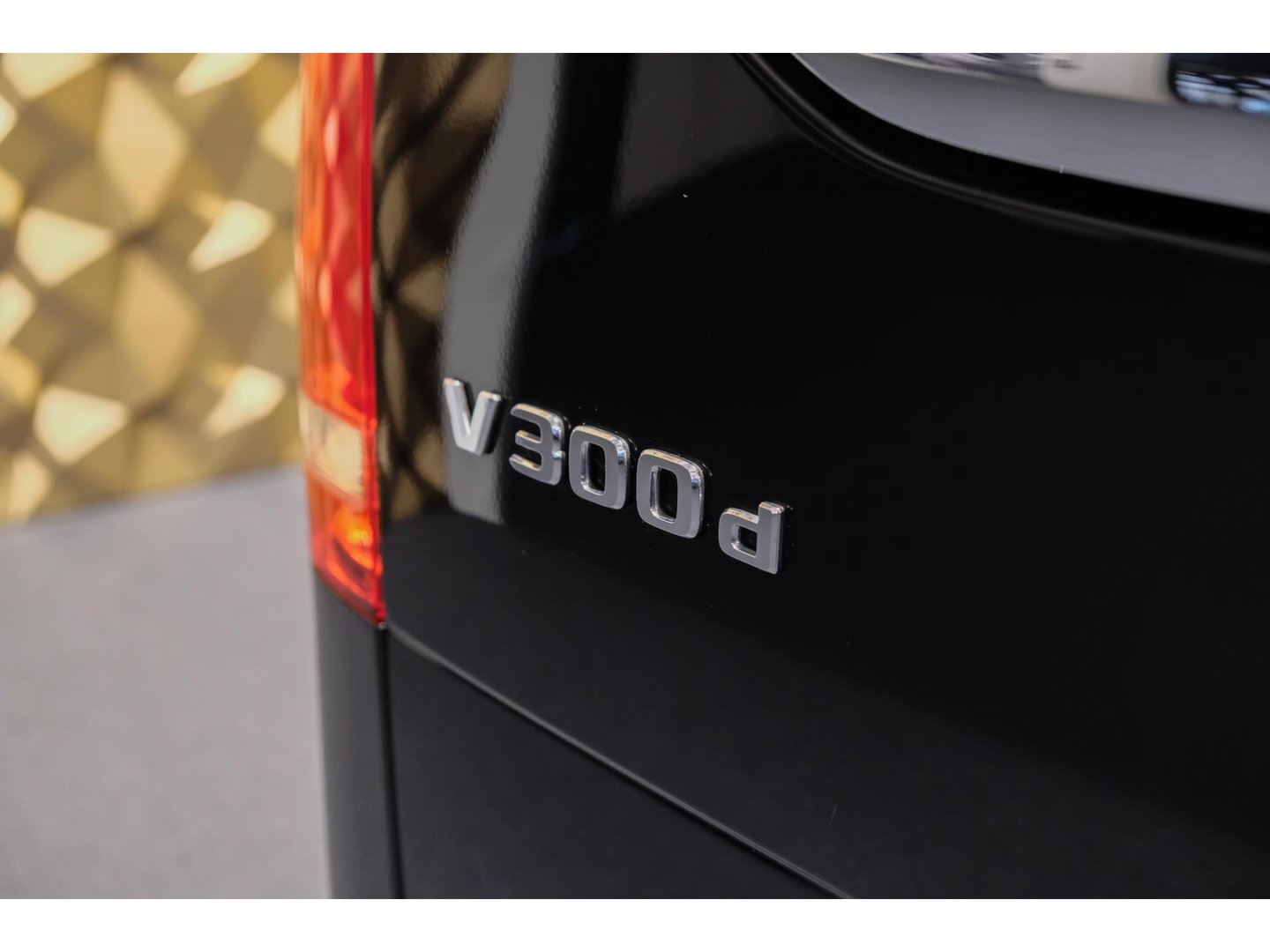 Mercedes-Benz V-Klasse V300d 240pk AMG Extra Lang DC Distronic MBUX Navi Luchtvering Trekhaak Burmester Elektrische schuifdeuren Sfeerverlichting