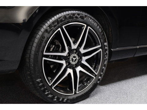 Mercedes-Benz V-Klasse V300d 240pk AMG Extra Lang DC Distronic MBUX Navi Luchtvering Trekhaak Burmester Elektrische schuifdeuren Sfeerverlichting