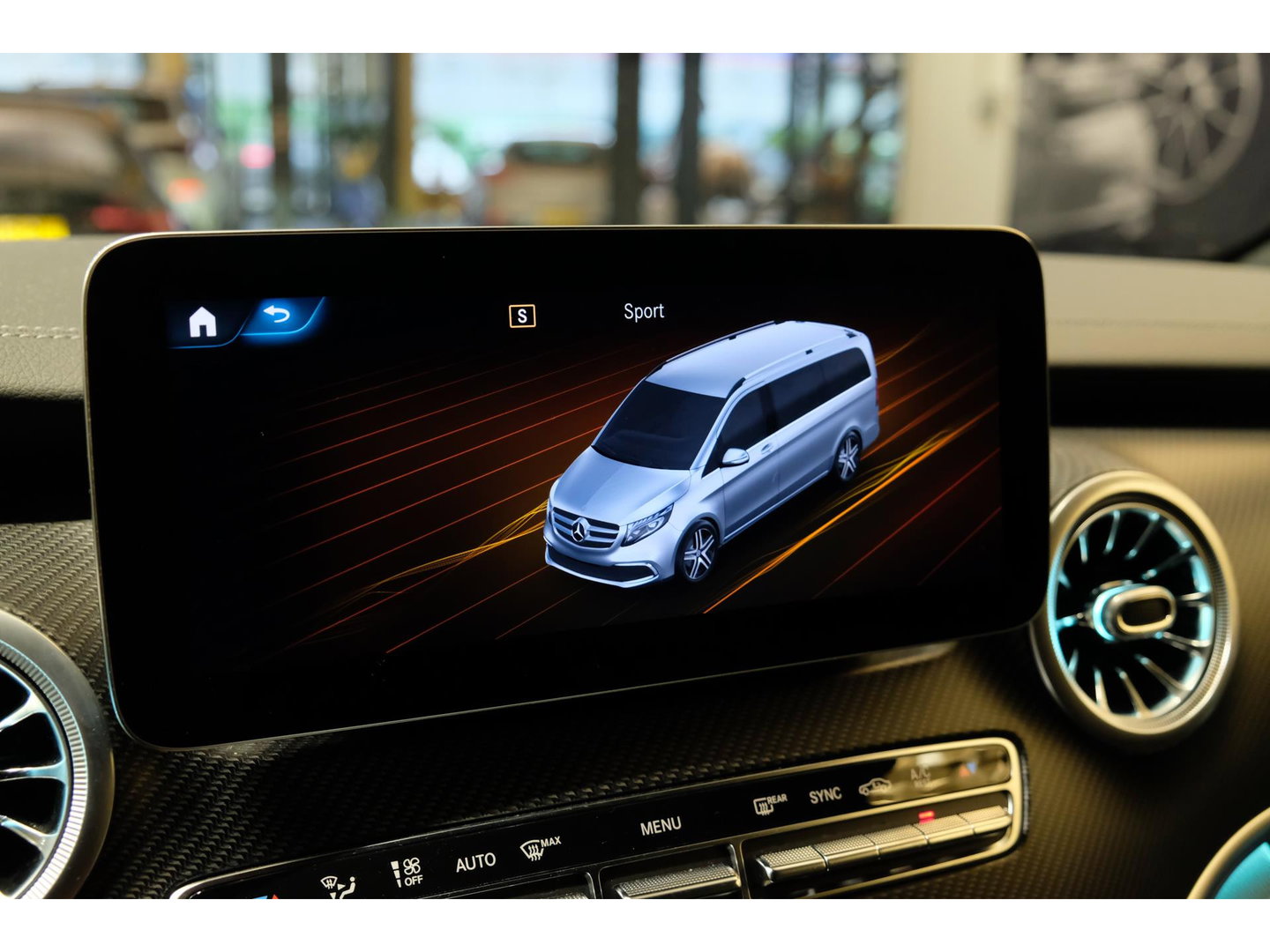 Mercedes-Benz V-Klasse V300d 240pk AMG Extra Lang DC Distronic MBUX Navi Luchtvering Trekhaak Burmester Elektrische schuifdeuren Sfeerverlichting