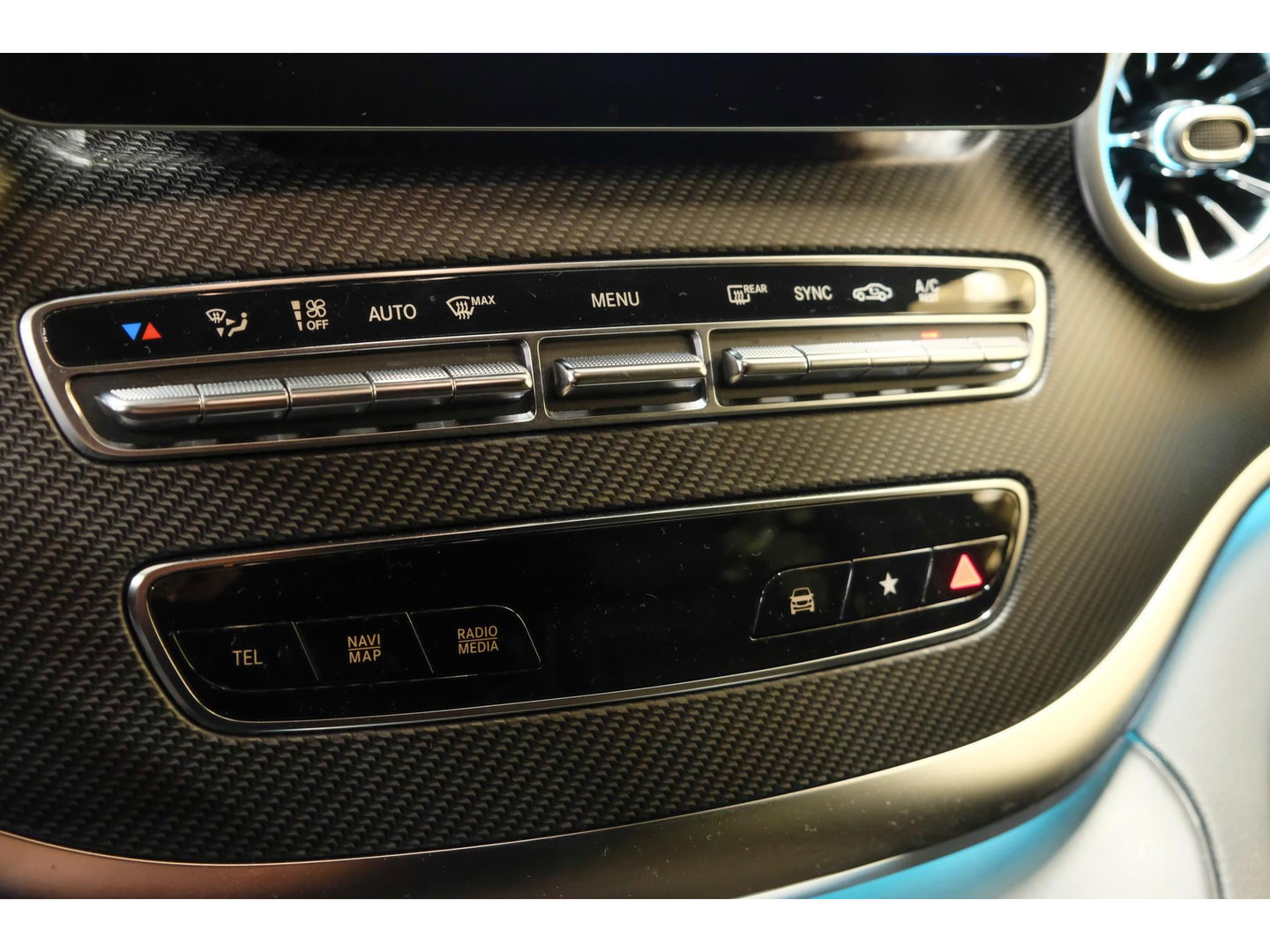 Mercedes-Benz V-Klasse V300d 240pk AMG Extra Lang DC Distronic MBUX Navi Luchtvering Trekhaak Burmester Elektrische schuifdeuren Sfeerverlichting