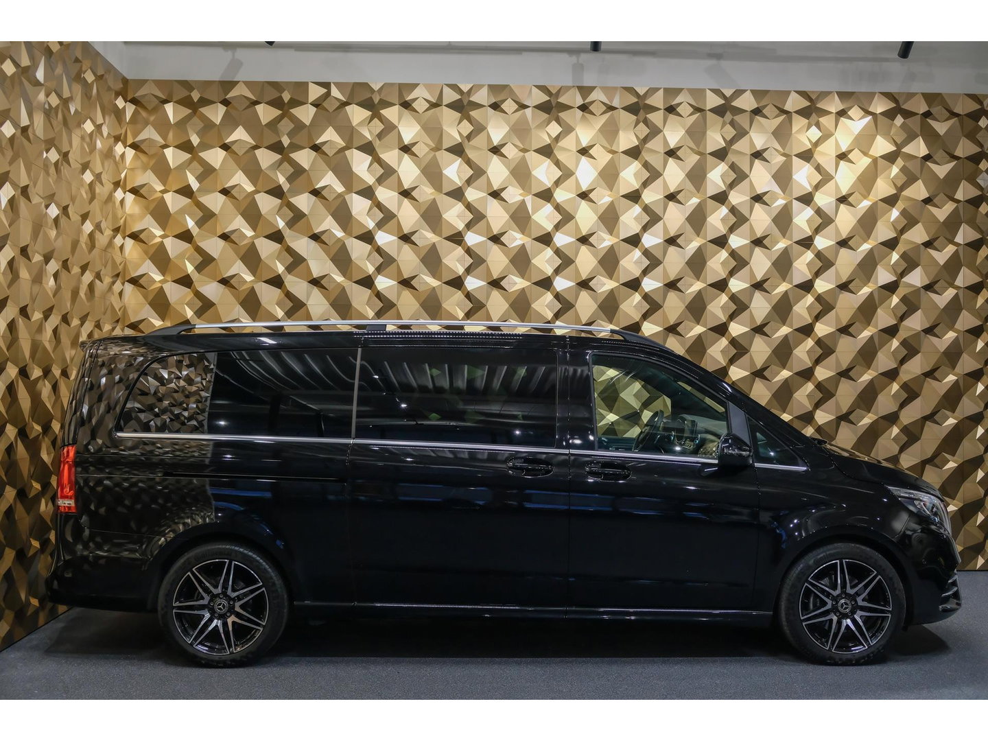 Mercedes-Benz V-Klasse V300d 240pk AMG Extra Lang DC Distronic MBUX Navi Luchtvering Trekhaak Burmester Elektrische schuifdeuren Sfeerverlichting