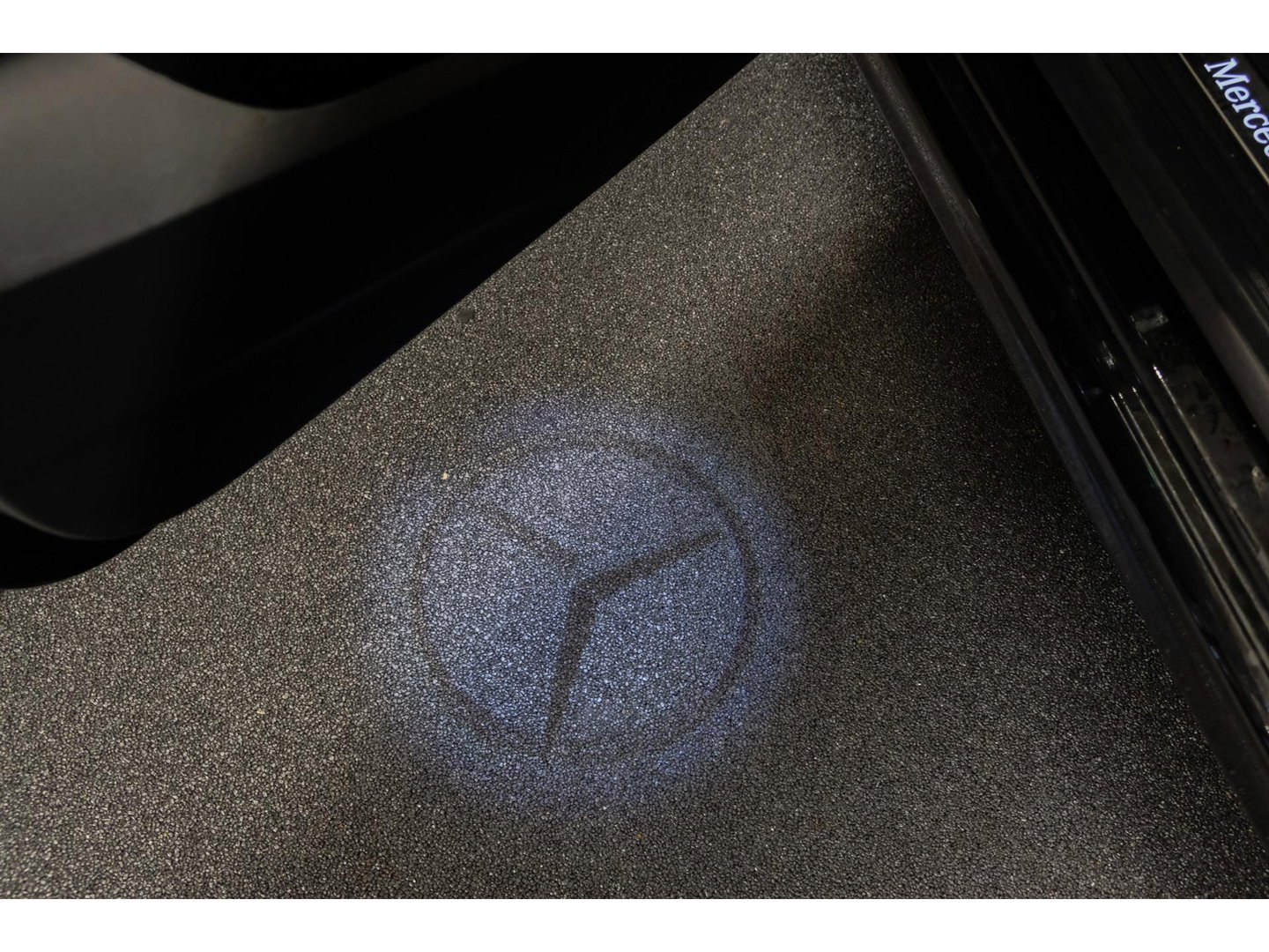 Mercedes-Benz V-Klasse V300d 240pk AMG Extra Lang DC Distronic MBUX Navi Luchtvering Trekhaak Burmester Elektrische schuifdeuren Sfeerverlichting
