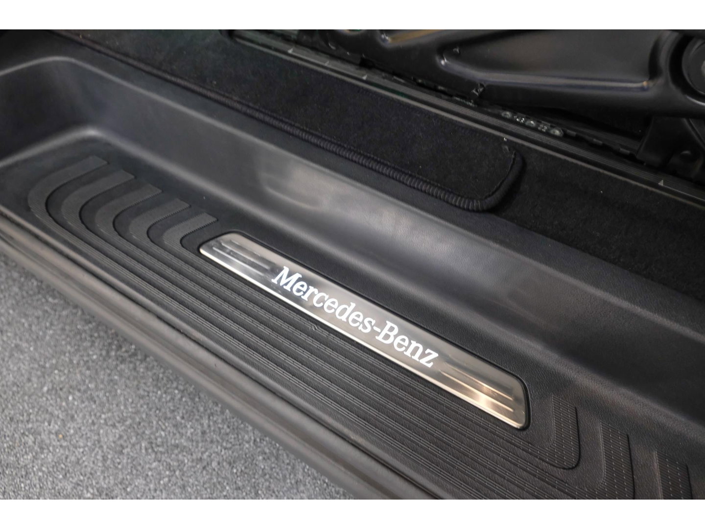 Mercedes-Benz V-Klasse V300d 240pk AMG Extra Lang DC Distronic MBUX Navi Luchtvering Trekhaak Burmester Elektrische schuifdeuren Sfeerverlichting