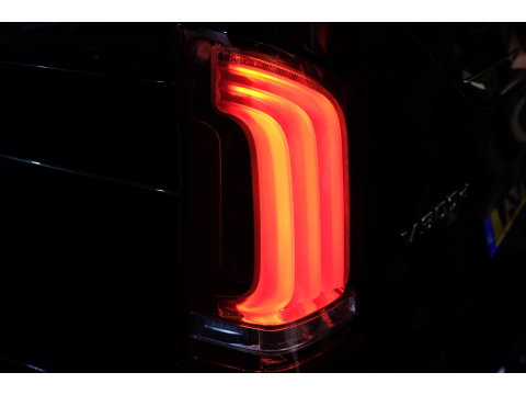 Mercedes-Benz V-Klasse V300d 240pk AMG Extra Lang DC Distronic MBUX Navi Luchtvering Trekhaak Burmester Elektrische schuifdeuren Sfeerverlichting