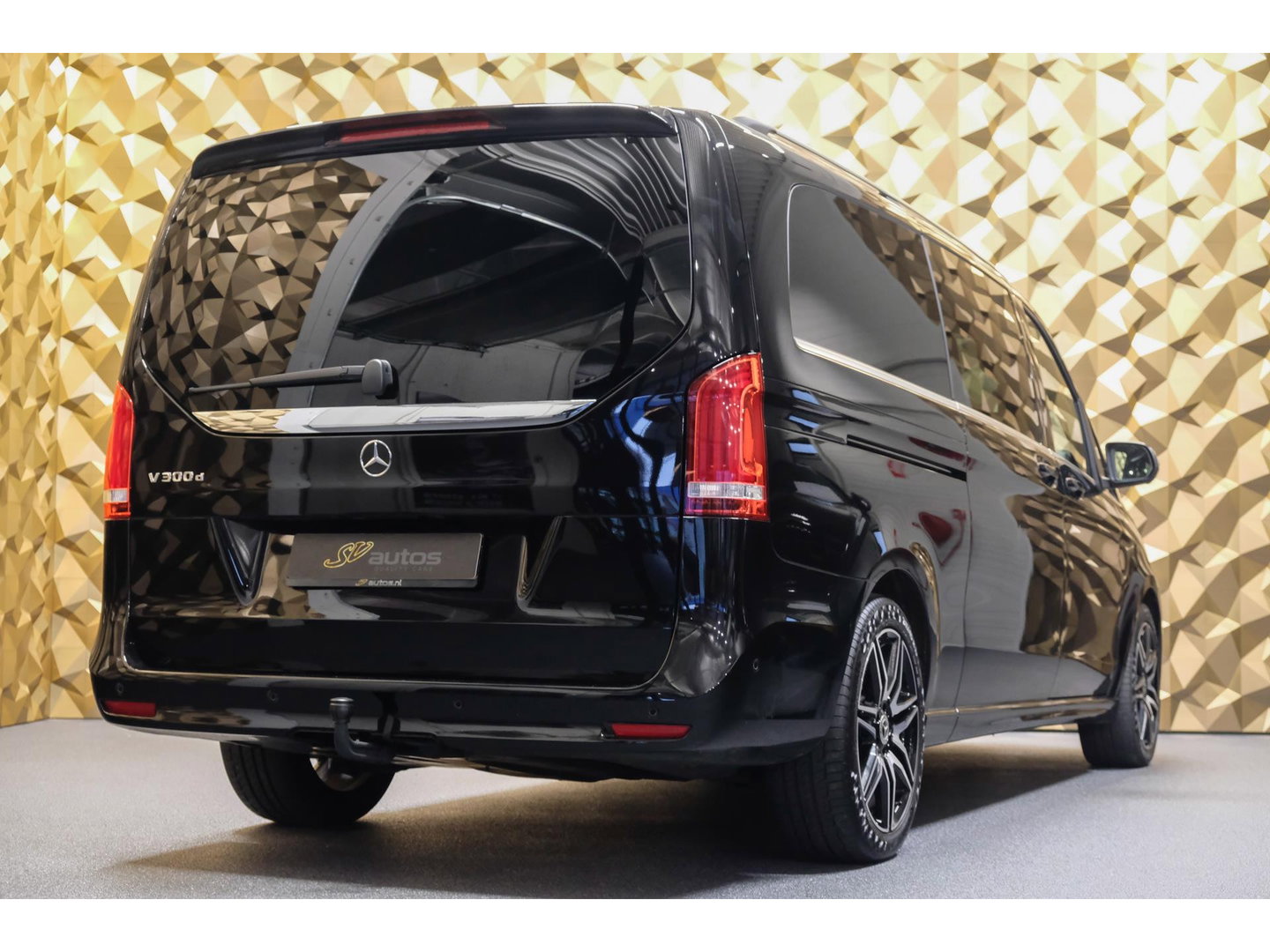 Mercedes-Benz V-Klasse V300d 240pk AMG Extra Lang DC Distronic MBUX Navi Luchtvering Trekhaak Burmester Elektrische schuifdeuren Sfeerverlichting