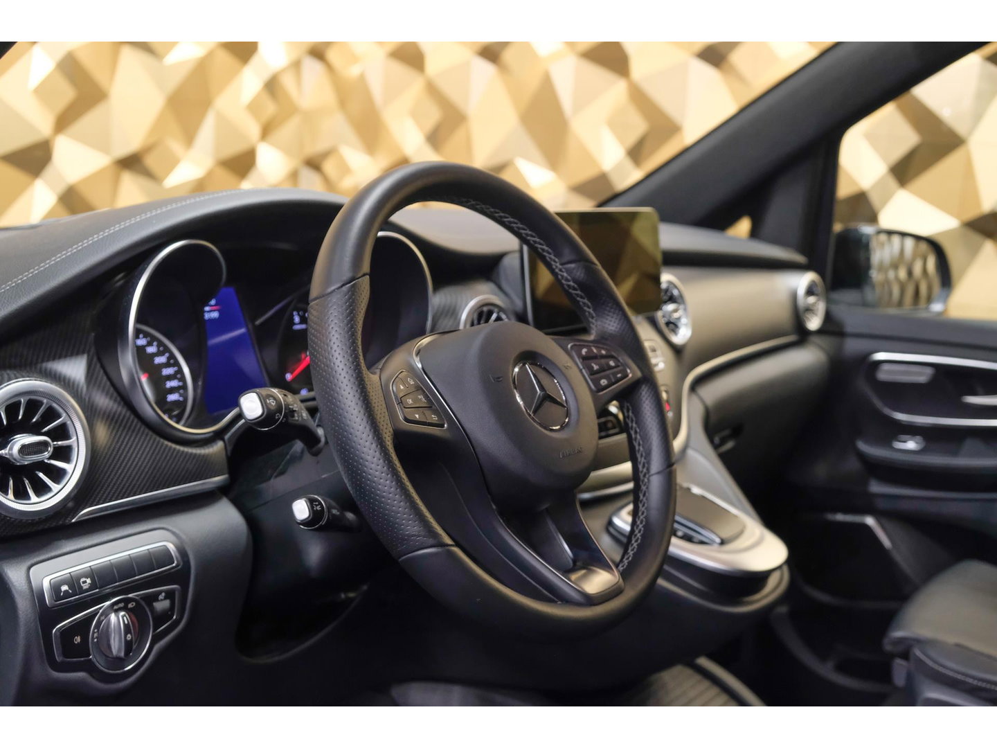 Mercedes-Benz V-Klasse V300d 240pk AMG Extra Lang DC Distronic MBUX Navi Luchtvering Trekhaak Burmester Elektrische schuifdeuren Sfeerverlichting