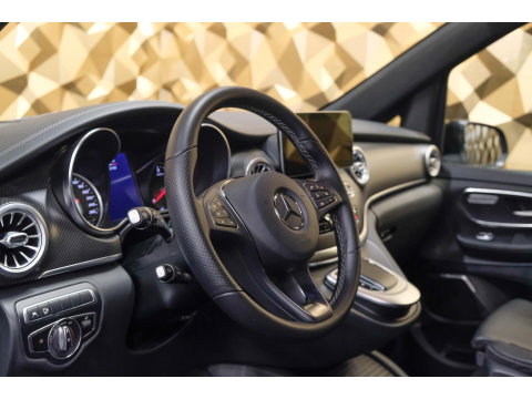 Mercedes-Benz V-Klasse V300d 240pk AMG Extra Lang DC Distronic MBUX Navi Luchtvering Trekhaak Burmester Elektrische schuifdeuren Sfeerverlichting