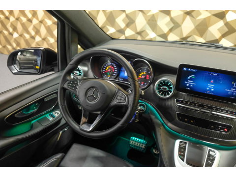 Mercedes-Benz V-Klasse V300d 240pk AMG Extra Lang DC Distronic MBUX Navi Luchtvering Trekhaak Burmester Elektrische schuifdeuren Sfeerverlichting