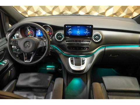 Mercedes-Benz V-Klasse V300d 240pk AMG Extra Lang DC Distronic MBUX Navi Luchtvering Trekhaak Burmester Elektrische schuifdeuren Sfeerverlichting